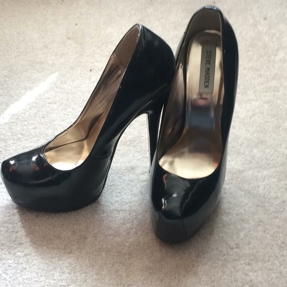 PREOWNED BLACK PATENT LEATHER STEVE MADDEN PUMPS - Picture 1 of 4